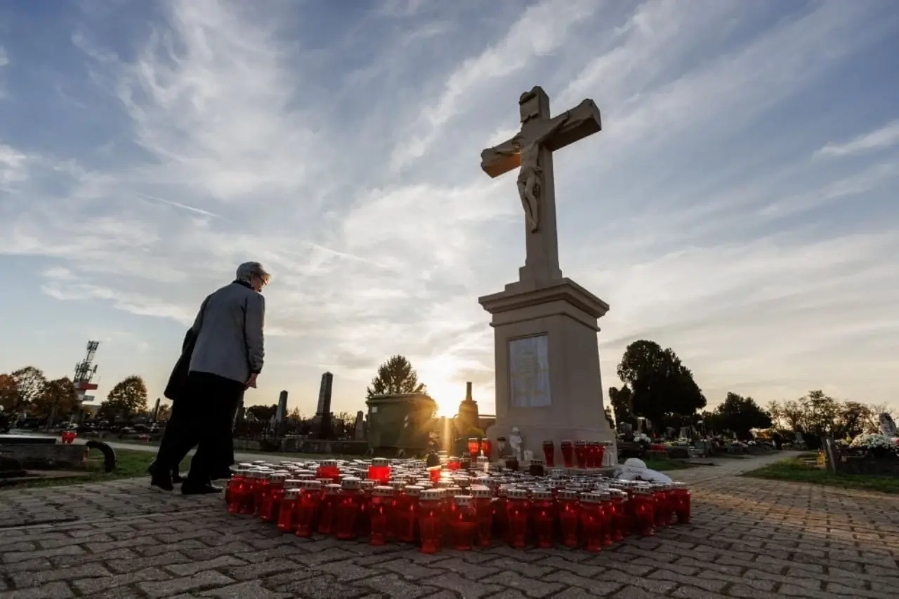 Svi sveti u Vukovaru: Stotine zapaljenih svijeća na grobovima branitelja
